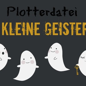 Op de afbeelding: Een digitale download van vier schattige spookillustraties in wit met roze wangen. De tekst "Plotterdatei KLEINE GEISTER" is in geel op een zwarte achtergrond.