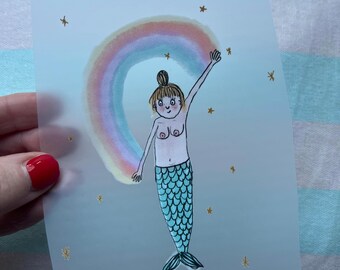 Może przedstawiać: Kapryśna ilustracja syreny z tęczą i gwiazdami. Syrena ma niebieski, łuskowaty ogon i wyciąga rękę w stronę tęczy. Grafika znajduje się na przezroczystym arkuszu.