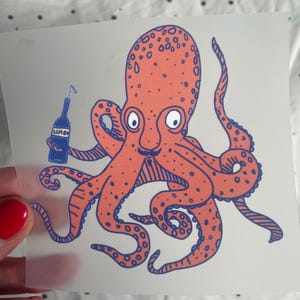 Könnte beinhalten: Eine Cartoon-Illustration eines orangefarbenen Kraken mit blauen Umrissen, der eine Flasche Limonade mit einem Strohhalm hält. Der Krake hat einen Schnurrbart und trägt ein blau-weiß gestreiftes Hemd.