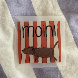 Peut inclure: Une carte de vœux avec des rayures rouges et blanches et un chien de dessin animé. La carte dit "moini" en lettres noires.