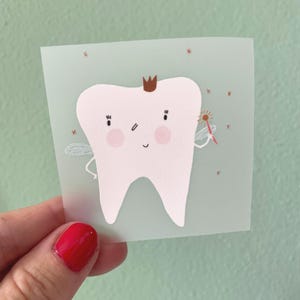 Könnte beinhalten: Eine skurrile Illustration einer Zahnfee. Der Zahn ist weiß mit einer braunen Krone, rosigen Wangen und einem Augenzwinkern. Er hält einen Zauberstab und hat kleine Feenflügel. Der Hintergrund ist hellgrün mit kleinen Sternen.