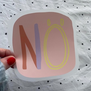 Puede incluir: Una pegatina rosa con la palabra "NO" escrita en una fuente abstracta y colorida. La "N" es roja, naranja y morada, y la "O" está delineada en amarillo.