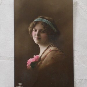 Colorierte Fotopostkarte um 1915 Portrait Dame mit Haarband Postkarte Vintagekarte