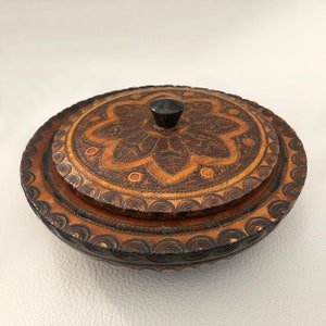 Round wooden box with lid, jewelry box, pyrography, metal decoration