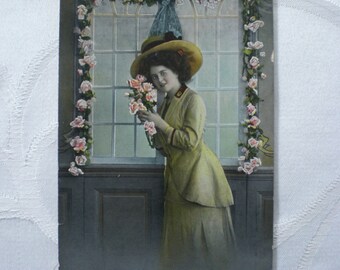 Colorierte Fotopostkarte um 1920 Postkarte Dame mit Hut Blumenstrauß