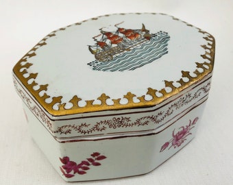 Chinesische Porzellandose Segelschiff Deckeldose handbemalt Schmuckschatulle asiatisches Porzellan Blütendekor