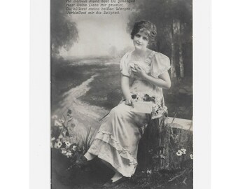 Fotopostkarte um 1912 Postkarte Ansichtskarte junge Frau Liebesbrief