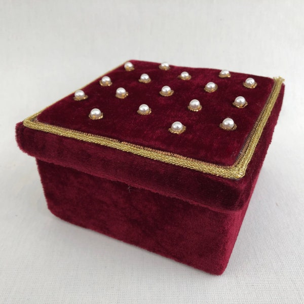 Pappschachtel mit Samt bezogen Perlenstickerei quadratische Schachtel