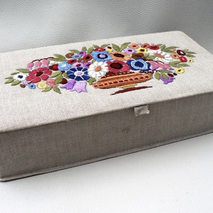 Kartonnen doos bekleed met stof bloemen geborduurd rechthoekige doos geborduurde doos