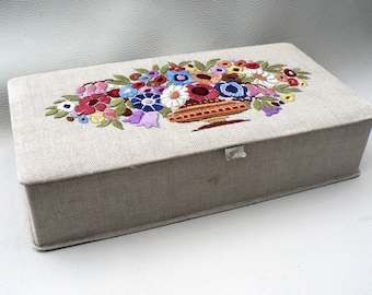 Pappschachtel mit Stoff bezogen floral bestickt rechteckige Schachtel bestickte Box