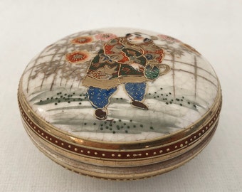 Small Chinese porcelain box lidded box hand-painted jewelry box Asian porcelain flower decoration