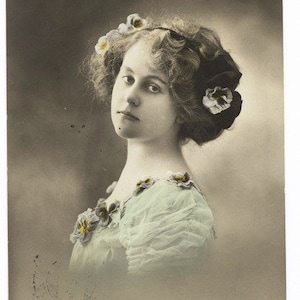 Colorierte Fotopostkarte um 1910 Postkarte Vintagekarte Ansichtskarte Junge Frau Blüten Blumen