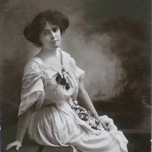Fotopostkarte um 1900 Postkarte Dame Vintagekarte Postkarte