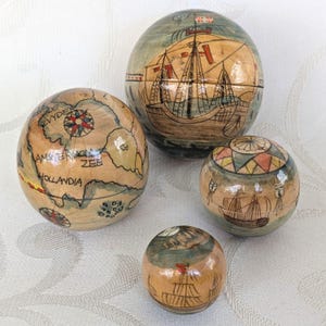 Set di Matrioska in legno, stile nautico vintage, 4 sfere impilabili, navi a vela, mappa, bussola, rosa dei venti, decorazione marittima da collezione.