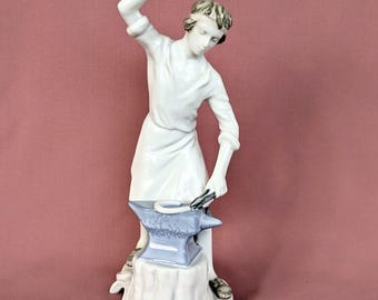 Vintage porcelain figurine of a blacksmith with anvil and hammer, vintage figure of a craftsman/worker, sculpture, 20 cm, workshop decoration, figure of a man, blacksmithing scene, porcelain