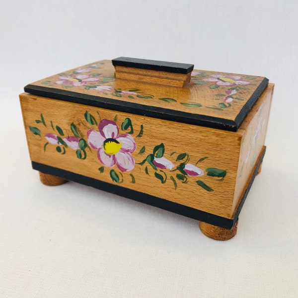 Kleine handbemalte Holzschatulle mit Deckel Bauernmalerei Blütenranke Blüten