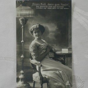 Fotopostkarte um 1912 Vintagekarte Sehnsucht Dame junge Frau Postkarte Vintage Stehlampe