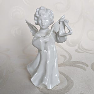 Anioł z trójkątem porcelanowy anioł koncertowy figurka anioła porcelanowy anioł