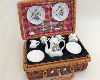 Porzellanminiatur Reutter Picknickkorb Kaffeeservice Edelstahlbesteck Picknickdecke Service