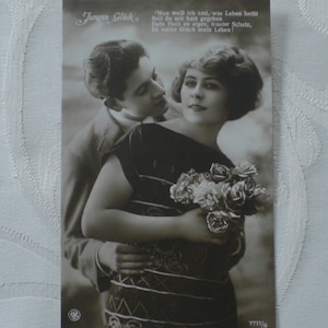 Foto ansichtkaart rond 1915 Jong gelukspaar met boeket rozen ansichtkaart vintage kaart