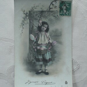 Cartolina fotografica colorata intorno al 1918 francobollo con cesto di fiori e ragazza di Pasqua