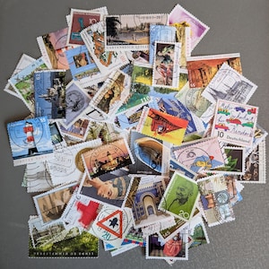 Könnte beinhalten: Eine Sammlung von alten Briefmarken aus verschiedenen Ländern, darunter Deutschland, mit einer Vielzahl von Designs und Farben. Die Briefmarken sind in einem zufälligen Muster angeordnet, wobei sich einige überlappen. Die Briefmarken sind in gutem Zustand und wären eine großartige Ergänzung für jede Briefmarkensammlung.