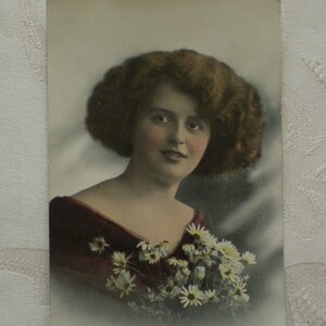 Colorierte Fotopostkarte um 1930 Portrait Dame mit Blumenstrauß Margeriten