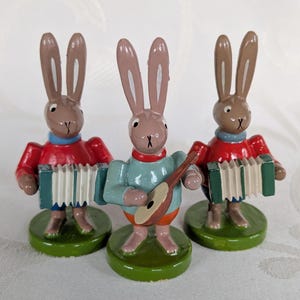 3 wooden rabbit figures from the Erzgebirge, playing rabbits, accordion, lute, rabbit orchestra