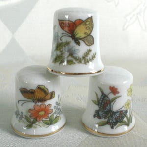 Thimble Set Butterflies Display Case Gold Rim Porcelain Thimble