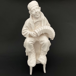 Schwere Gipsfigur Sonja Clown mit Akkordeon auf Hocker Musikant Musikclown