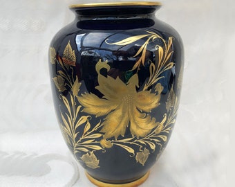 Dekorative Kobaltblaue Porzellanvase  mit Blüten und Blättermotiv Schumann Porzellan Kunstabteilung