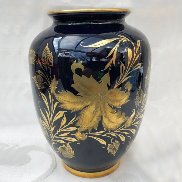 Decorative cobalt blue porcelain vase with flowers and leaf motif Schumann Porzellan Kunstabteilung