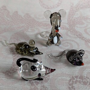 Scatola di composizione fatta a mano per topi con animali in vetro