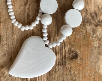 Dikke, puur witte lange statement ketting met houten kralen en uitgesneden houten hanger