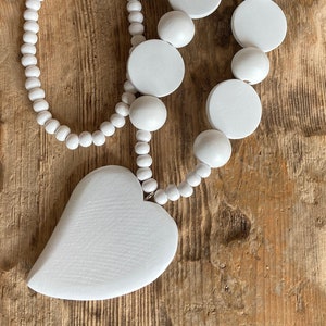 Long collier épais en perles de bois blanc pur avec pendentif en bois sculpté image 1