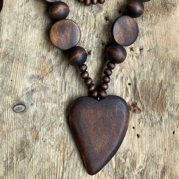 Collar largo bohemio con aspecto de corazón de madera marrón oscuro y grueso