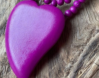 Collar de cuentas de corazón de amor de madera gruesa magenta