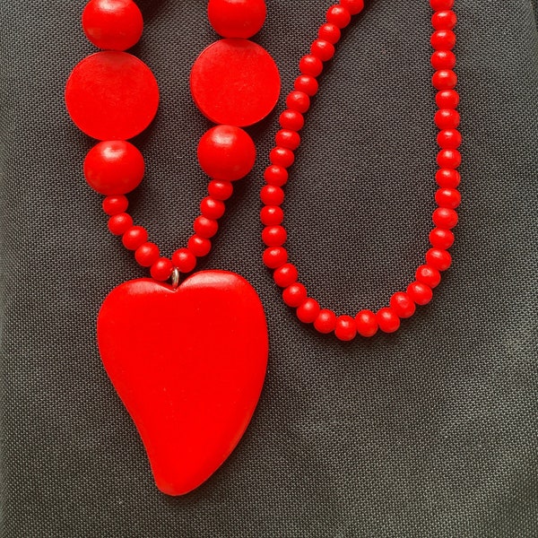 Gros collier coeur bohème Lagenlook en bois rouge vif long - Cadeau d'anniversaire en bois