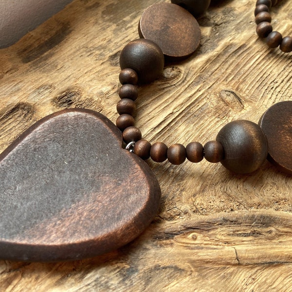 Gros collier de perles en bois avec pendentif coeur, long collier de perles, collier en bois original.