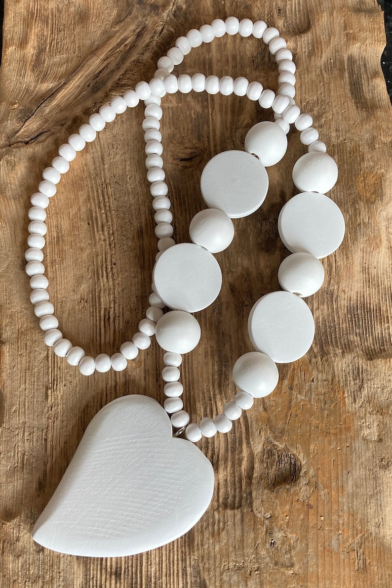 Long collier épais en perles de bois blanc pur avec pendentif en bois sculpté image 1