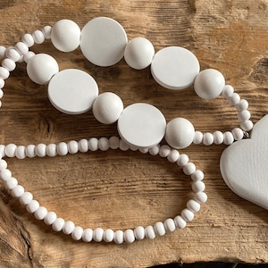 Long collier épais en perles de bois blanc pur avec pendentif en bois sculpté image 5