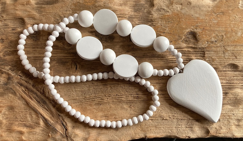 Long collier épais en perles de bois blanc pur avec pendentif en bois sculpté image 5