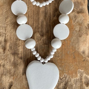 Long collier épais en perles de bois blanc pur avec pendentif en bois sculpté image 2