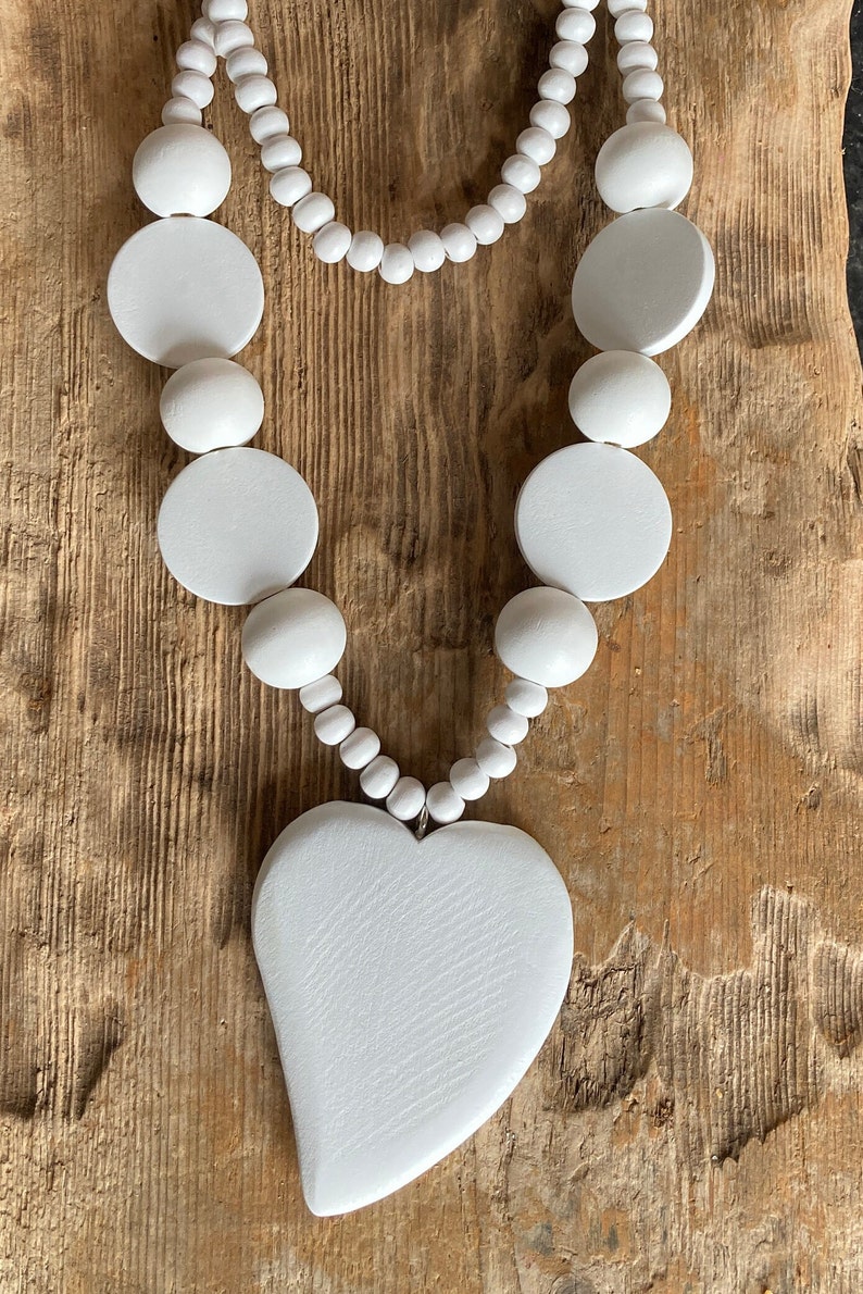 Long collier épais en perles de bois blanc pur avec pendentif en bois sculpté image 2