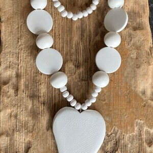 Long collier épais en perles de bois blanc pur avec pendentif en bois sculpté image 3