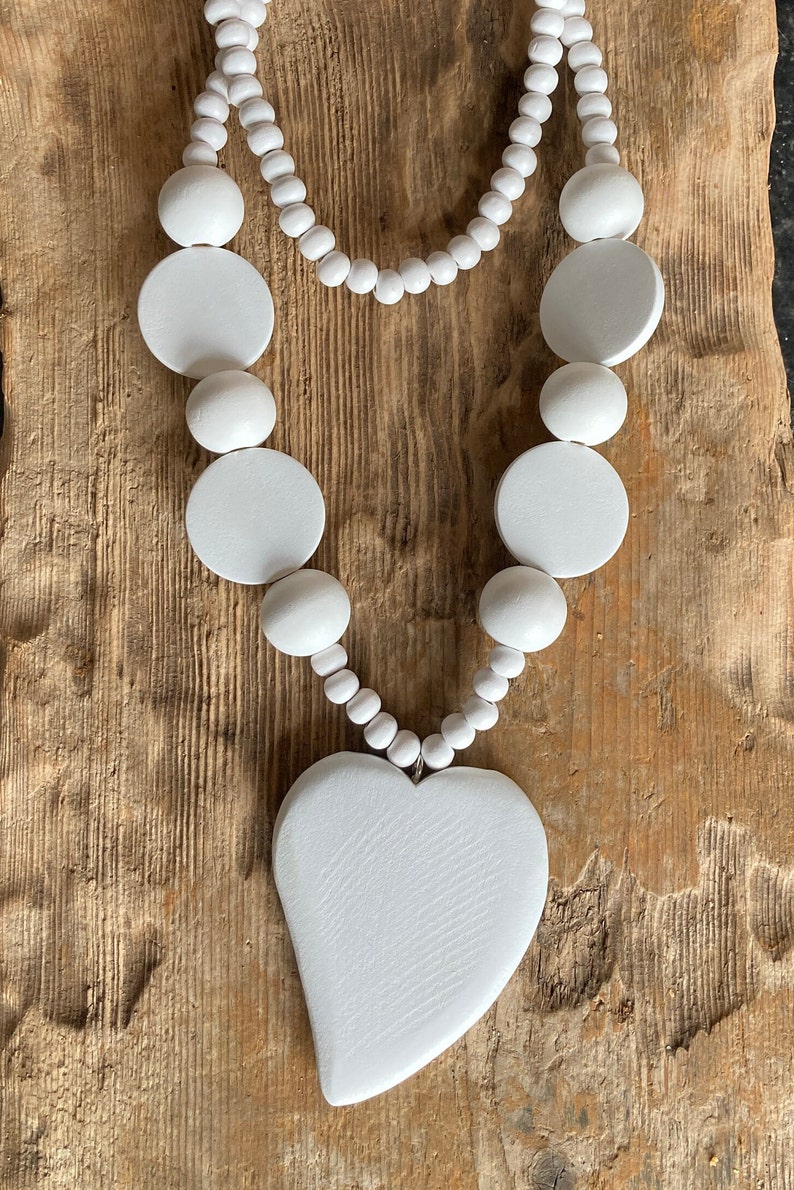 Long collier épais en perles de bois blanc pur avec pendentif en bois sculpté image 3