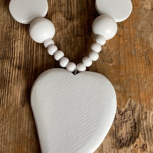 Long collier épais en perles de bois blanc pur avec pendentif en bois sculpté image 4