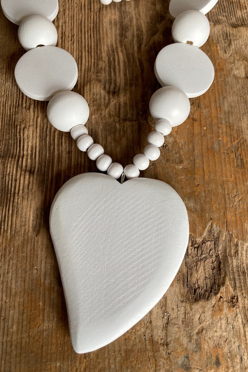 Long collier épais en perles de bois blanc pur avec pendentif en bois sculpté image 4