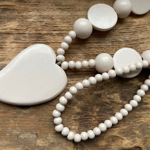 Gros collier Lagenlook blanc cassé, pierre claire, long coeur en bois