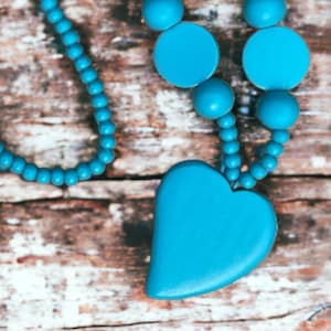Collier de perles en bois turquoise : gros pendentif coeur sculpté